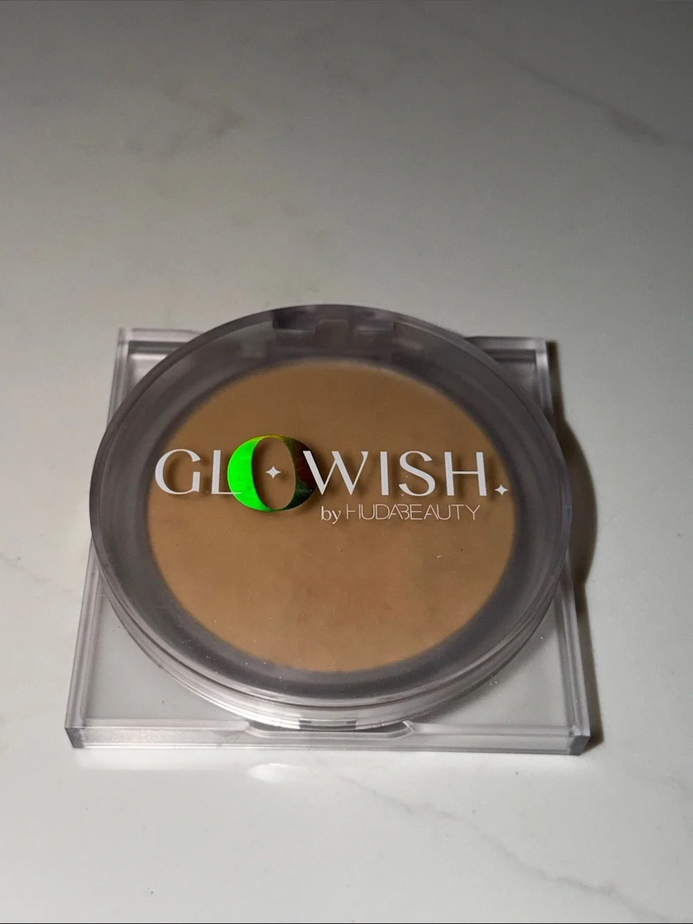 Huda Beauty Glowish Luminous pressed powder in 02 fair light